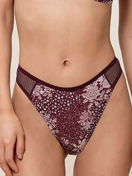 T-backs Triumph  The Lavish Spotlight High Waist 10213117 strings from Triumph are a unique combination of feminine style, comfort, and modern design. The hi