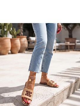 Flip-flops Solea  Classic sandals with a lace pattern and decorative detail are an elegant proposal for summer days. The subtle finish gives the footwear a un