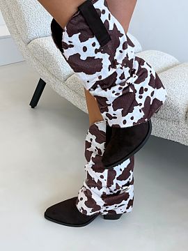 Heel boots Step in style  Cowboy boots with a rolled cuff are a model that immediately stands out with its unusual style. The cuff overlapping the heel creates an eye