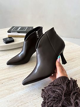 Heel boots Step in style