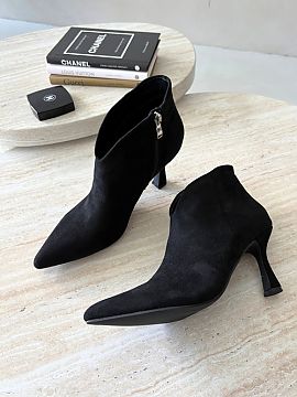 Heel boots Step in style