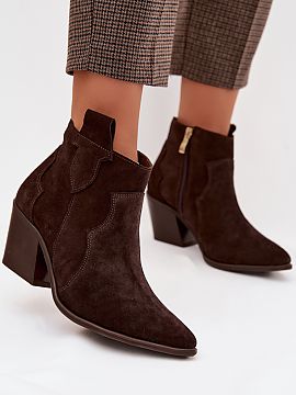 Heel boots Step in style  Highlight your style with suede cowboy boots with a distinctive character. Made of natural suede, these boots combine a trendy, western atmo