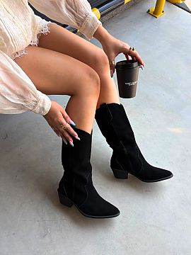 Heel boots Step in style  Cowboy boots made of suede leather are a model that combines comfort with a fashionable western accent. The characteristic cut is complement