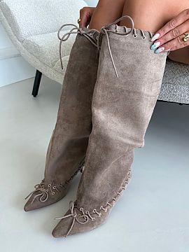Heel boots Step in style  Women\'s boots made of faux suede are an elegant proposition for women who like fashionable styles with subtle, decorative finishes. The sof