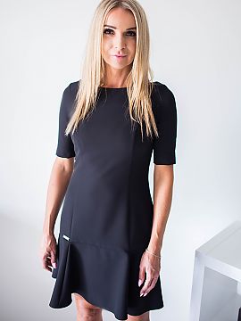 Plus size dress Jersa  Dress with fitted top, with decorative frill at bottom. Dress with elbow-length sleeves. Dress has a zip fastening.

