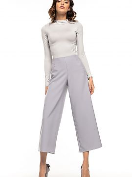 Women trousers Tessita  High waisted trousers with a wide leg. For a better shape we sew in darts both in the front and on the back, thanks to which the trousers fi