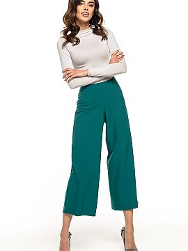 Women trousers Tessita  High waisted trousers with a wide leg. For a better shape we sew in darts both in the front and on the back, thanks to which the trousers fi