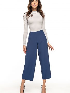 Women trousers Tessita  High waisted trousers with a wide leg. For a better shape we sew in darts both in the front and on the back, thanks to which the trousers fi