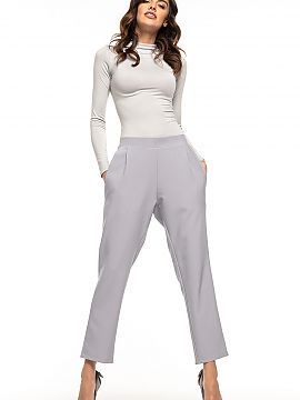 Women trousers Tessita  Our suggestion for cigarette-style trousers with pockets. Trousers with decorative pleats on the front, slightly tapered leg and a gentle lo