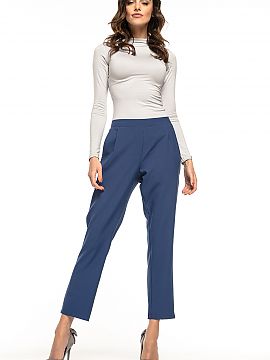 Women trousers Tessita  Our suggestion for cigarette-style trousers with pockets. Trousers with decorative pleats on the front, slightly tapered leg and a gentle lo