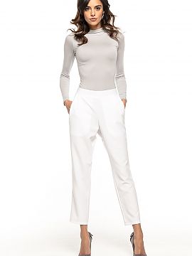 Women trousers Tessita  Our suggestion for cigarette-style trousers with pockets. Trousers with decorative pleats on the front, slightly tapered leg and a gentle lo