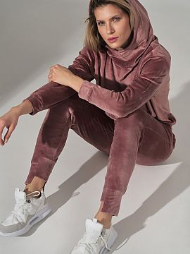 Tracksuit trousers Figl  Pink velour sweatpants with pockets. A drawstring waist without binding. Legs tapered at the bottom, finished with asymmetric welts.