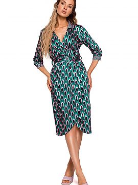 Daydress Moe  Feminine, comfortable, and nonchalantly tied with a belt, this dress made of slightly shiny fabric with a geometric print is a proposal for 