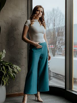 Women trousers Tessita  Women\'s 7/8 length pants with wide legs. The pants are fastened with a decorative zipper. A proposition ideal for many occasions.