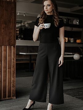 Women trousers Tessita  Women\'s 7/8 length pants with wide legs. The pants are fastened with a decorative zipper. A proposition ideal for many occasions.