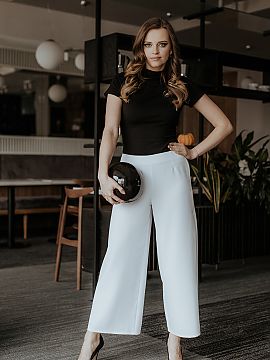 Women trousers Tessita  Women\'s 7/8 length pants with wide legs. The pants are fastened with a decorative zipper. A proposition ideal for many occasions.