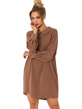 Daydress Moe  Dress-tunic with a collar and a neckline on the back decorated with a chain. The dress has long sleeves and a loose fit.