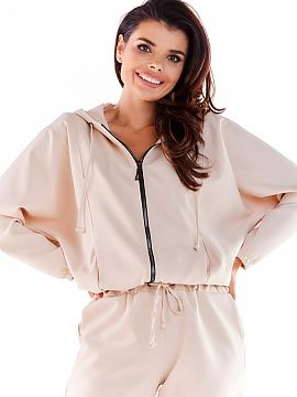 Sweatshirt awama  Sporty sweatshirt in a relaxed cut with a hood and zippered closure. Made of flowing fabric, it fits perfectly into the urban look. Designed