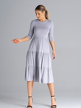 Daydress Figl  Midi dress with 3/4 sleeves, fitted at the waist. From the waist down three crinkled ruffles. Dress worn over the head.