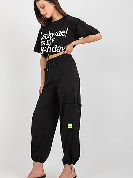 Set Badu  Tracksuit set consisting of a blouse and pants. Blouse with short sleeves and round neckline, decorative inscription on the front. Long pant