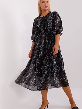 Plus size dress Lakerta  Plus size dress with 3/4 sleeves and round neckline. The dress has a lining, with a tie at the waist. A proposal ideal for many occasions.