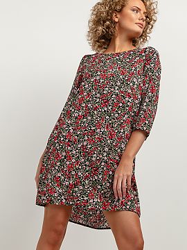 Daydress Tessita  A simple dress with interesting patterns made of viscose fabric. It features a contrasting pleat on the back and a straight elbow-length sle