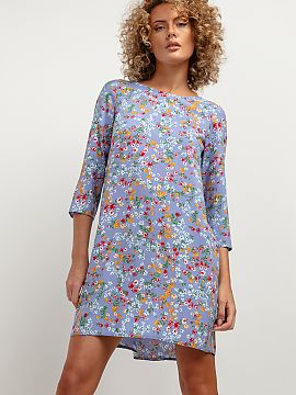 Daydress Tessita  A simple dress with interesting patterns made of viscose fabric. It features a contrasting pleat on the back and a straight elbow-length sle