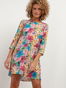 Daydress Tessita  A simple dress with interesting patterns made of viscose fabric. It features a contrasting pleat on the back and a straight elbow-length sle